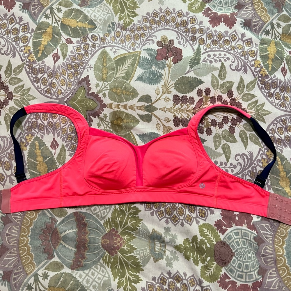 3/25 Lululemon Tata Tamer size 32DD